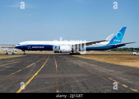 Boeing 777-9, auch bekannt als 777X, Linienflugzeug auf der Farnborough International Airshow 2022. Zum Ausstellen abgeschleppt werden. Seitenansicht Stockfoto