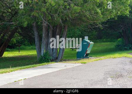 Eagle River, MI - 22. Juni 2022: Tiersicherer Abfallbehälter im öffentlichen Park Stockfoto