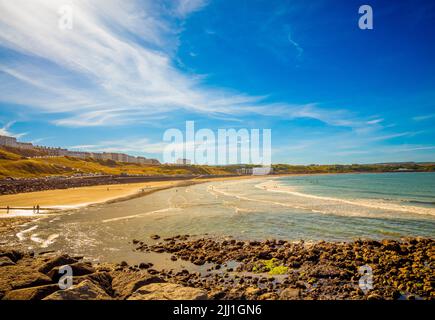 Der goldene Sand der North Bay in Scarborough mit seinem Strand mit blauer Flagge an einem sonnigen Sommertag. VEREINIGTES KÖNIGREICH. Stockfoto