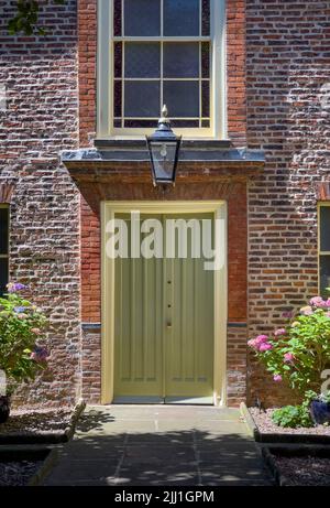 Hellgrün bemalte Holztür der York Unitarian Chapel in St. Saviorgate, York, England. Stockfoto