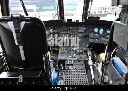 Das Cockpit eines Westland Sea King XV666 Hubschraubers am fünften Tag der Farnborough International Airshow (FIA), die in Farnborough, Hampshire, Großbritannien, stattfindet. Die Air Show, eine alle zwei Jahre stattfindende Messe für die Luftfahrtindustrie, ist die größte ihrer Art und zieht zivile und militärische Einkäufer aus der ganzen Welt an. Fachbesucher sind in der Regel über 100.000 Besucher. Kredit: Michael Preston/Alamy Live Nachrichten Stockfoto