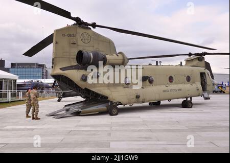 Ein US Chinook Hubschrauber wird am fünften Tag der Farnborough International Airshow (FIA) in Farnborough, Hampshire, Großbritannien, ausgestellt. Die Air Show, eine alle zwei Jahre stattfindende Messe für die Luftfahrtindustrie, ist die größte ihrer Art und zieht zivile und militärische Einkäufer aus der ganzen Welt an. Fachbesucher sind in der Regel über 100.000 Besucher. Kredit: Michael Preston/Alamy Live Nachrichten Stockfoto