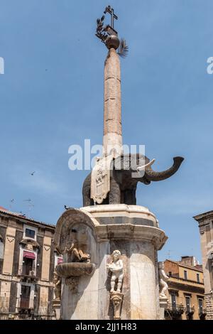 Vaccarinis berühmter Elefantenbrunnen (1730) im Zentrum von Catania, Sizilien. Die Statue, die auf Sizilien „U Liotru“ genannt wird, besteht aus vulkanischem Basalt Stockfoto