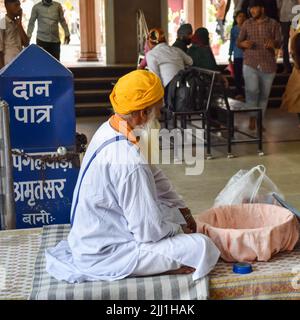 Old Delhi, India, 15. April 2022 - Gurudwara SIS Ganj Sahib ist einer der neun historischen Gurdwaras in Old Delhi in Indien, Sheesh Ganj Gurudwara in CH Stockfoto