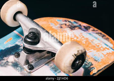 Skateboard Teile auf schwarzem Hintergrund Stockfoto