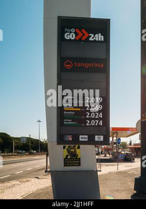 Lissabon, Portugal - 21. Juli 2022: Benzin- und Dieselpreise an einer Tankstelle in Lissabon, Portugal Stockfoto