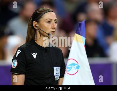 London, England, 21.. Juli 2022. Assistenzschiedsrichter Sian Massey-Ellis während des Spiels der UEFA Women's European Championship 2022 im Brentford Community Stadium, London. Bildnachweis sollte lauten: David Klein / Sportimage Stockfoto