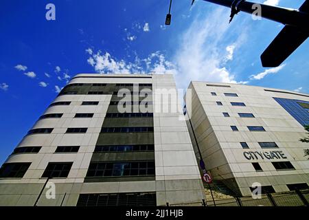 Hotel im Stadtzentrum von Newcastle City Gate am St James Boulevard Bath Lane mit tiefblauem Himmel und einer Cumuluswolke Stockfoto