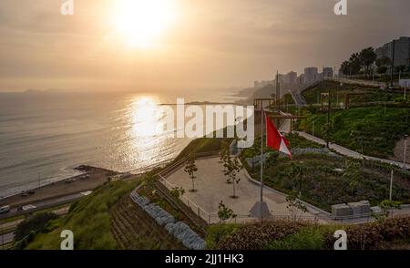 Luftaufnahme des Parque Bicentenario in der Abfahrt von Armendariz, der Stadt Miraflores und des Riffs der Costa Verde in Lima, Peru. Stockfoto