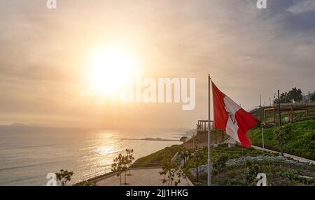 Luftaufnahme des Parque Bicentenario in der Abfahrt von Armendariz, der Stadt Miraflores und des Riffs der Costa Verde in Lima, Peru. Stockfoto