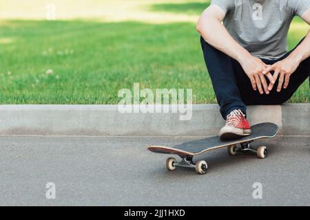 Unverkennbarer Hipster-Mann mit Skateboard Stockfoto