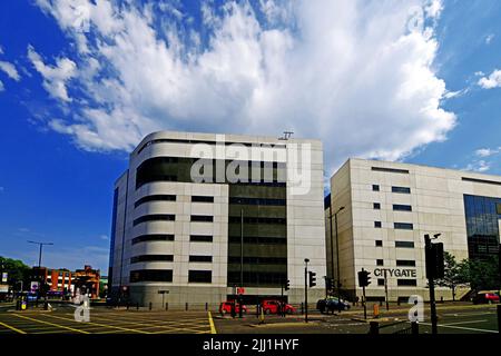 Hotel im Stadtzentrum von Newcastle City Gate am St James Boulevard Bath Lane mit tiefblauem Himmel und einer Cumuluswolke Stockfoto