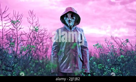 Porträt von gruseligen Alien im Feld unter buntem Neonlicht. Gruselmaske, glatter Vinyl-Regenmantel. UFO, außerirdisches Leben, halloween Cosplay Konzept. Stockfoto