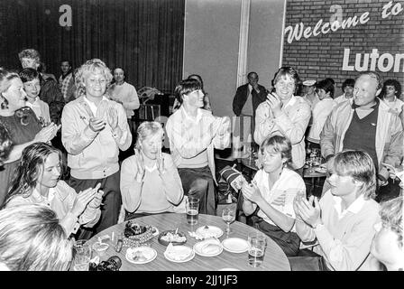 Sveriges landslag efter segern i finalen i fotbolls-EM i Luton, England, den 27. Mai 1984.Schweden feiert nach dem Sieg über England in der letzten m Stockfoto