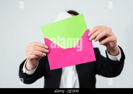 Professioneller Damenanzug Mit Briefumschlag Und Briefumschlag Mit Memorandum. Geschäftsfrau Mit Postkarte In Den Händen Erhalten Wichtig Und Entscheidend Stockfoto