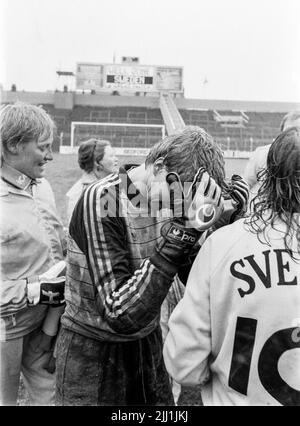 Svenska landslagsmålvakten Elisabeth Leidinge överväldiggad efter segern mot England i finalen i fotbolls-EM i Luton, England, den 27. Mai 1984.Schweden' Stockfoto