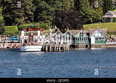 Strahlender, sonnenblauer Himmel Bowness Bay am Lake Windermere Nationalpark Weltkulturerbe Cumbria Nordwestengland Vereinigtes Königreich Großbritannien Stockfoto