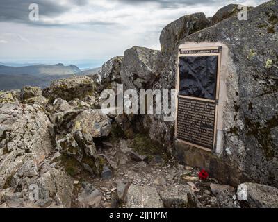 Auf dem Gipfel des Great Gable - einem Berg im Lake District, Cumbria, England - steht ein Denkmal für Mitglieder des Fell and Rock Climbing Club, der f Stockfoto