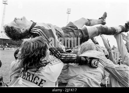 Svenska landslagsmålvakten Elisabeth Leidinge hissas AV lagkamraterna efter segern mot England i finalen i fotbolls-EM i Luton, England, den 27. Mai 1984.Schwedens Torhüterin Elisabeth Leidinge wird nach dem Sieg gegen England im Endspiel des Europäischen Frauenfußballwettbewerbs 1984 von Teamkollegen in die Luft gehisst. Foto: Lars Jansson / EXP / TT / Kod: 22 **AFTONBLADET OUT** Stockfoto