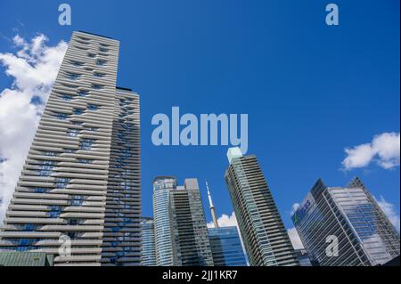 Auf der linken Seite befindet sich das Harbour Plaza Residences an der 100 Harbour Street, im Stadtzentrum von Toronto im Hafenviertel. Ontario, Kanada. Stockfoto