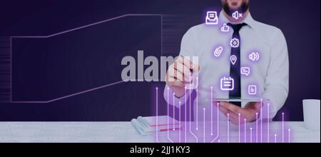 Geschäftsmann hält Stift und Tablet mit S und präsentiert neue Updates. Sitzender Mann Im Büro Mit Bleistift Und Mobiltelefon Mit Symbolen In Den Händen Und Stockfoto