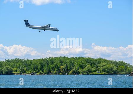 Porter Airlines Bombardier Dash 8-Q400 Annäherung an den Billy Bishop Toronto City Airport zur Landung, Ontario, Kanada. Stockfoto
