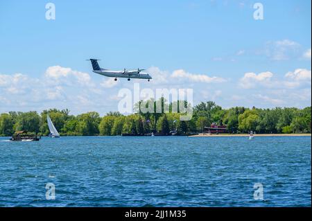 Porter Airlines Bombardier Dash 8-Q400 Annäherung an den Billy Bishop Toronto City Airport zur Landung, Ontario, Kanada. Stockfoto