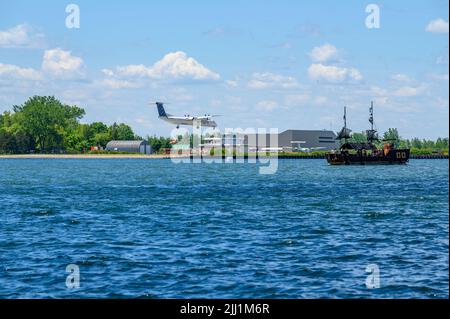Porter Airlines Bombardier Dash 8-Q400 Annäherung an den Billy Bishop Toronto City Airport zur Landung, Ontario, Kanada. Stockfoto