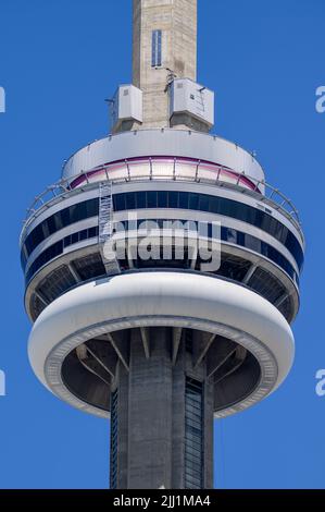 Der überdachte Abschnitt der Aussichtsplattform des CN Tower im Rogers Centre in der Innenstadt von Toronto, Ontario, Kanada. Stockfoto