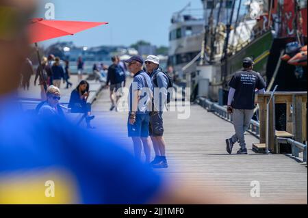 Touristen genießen sich auf der Promenade des Waterfront Trail im Hafen von Toronto neben dem festgetäuten Tall Ship Kajama, Ontario, Kanada. Stockfoto