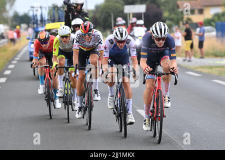 Cahors, Frankreich. 22.. Juli 2022. Quinn Simmons aus den USA und das Team Trek-Segafredo, Mikel Honore aus Dänemark und das Quick-Step Alpha Vinyl Team, Nils Politt aus Deutschland und das Team Bora-Hansgrohe, Taco van der Hoorn aus den Niederlanden und das Team Intermarche-Wanty-Gobert materiaux und Matej Mohoric aus Slowenien sowie das Team Bahrain siegten bei der Etappe 19 der Tour De France, Castelnau-Magnoac nach Cahors. Kredit: David Stockman/Godingimages/Alamy Live Nachrichten Stockfoto