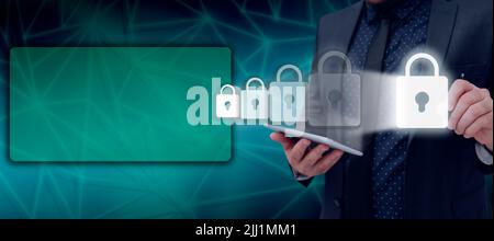Männliches Professionelles Haltestablett Und Stift Weisen Auf Digital Generierte Vorhängeschlösser Durch Muster Hin. Businessman Trägt Anzug Wir Stellen Moderne Technologie Vor Stockfoto