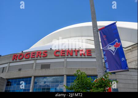 Das Stadion Rogers Centre mit seinem gewölbten, einziehigen Dach ist das Heimstadion des Baseballteams Blue Jays in Toronto, Ontario, Kanada. Stockfoto