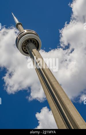 Blick auf den beeindruckenden CN Tower vom Erdgeschoss in der Nähe des Rogers Centre, Toronto, Ontario, Kanada. Stockfoto