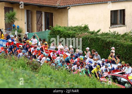 Cahors, Frankreich. 22.. Juli 2022. Abbildung des Reiterruckes während der Etappe 19 des Radrennens der Tour de France, von Castelnaus-Magnoac - Cahors (189km), Frankreich, am Freitag, 22. Juli 2022. Die diesjährige Tour de France findet vom 01. Bis 24. Juli 2022 statt. BELGA FOTO DAVID PINTENS - UK OUT Credit: Belga News Agency/Alamy Live News Stockfoto