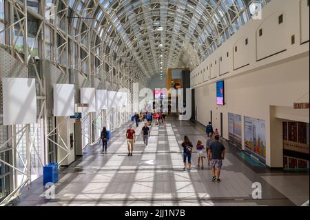 Der Skywalk ist ein geschlossener Gang zwischen Union Station und CN Tower und Rogers Centre in Toronto, Ontario, Kanada. Stockfoto