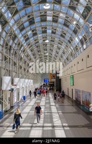 Der Skywalk ist ein geschlossener Gang zwischen Union Station und CN Tower und Rogers Centre in Toronto, Ontario, Kanada. Stockfoto