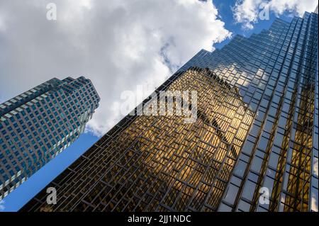 Eine schräge Aussicht auf die Gebäude der Royal Bank of Canada (rechts) und des Bay Wellington Tower im Finanzdistrikt von Toronto, Ontario, Kanada. Stockfoto