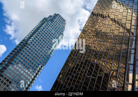 Eine schräge Aussicht auf die Gebäude der Royal Bank of Canada (rechts) und des Bay Wellington Tower im Finanzdistrikt von Toronto, Ontario, Kanada. Stockfoto