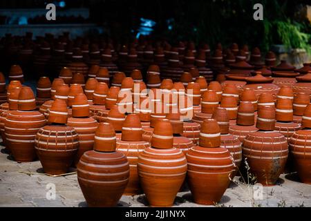 Reihen traditioneller türkischer Tontöpfe aus Terrakotta. Stockfoto