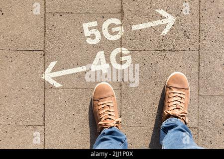 Ein brauner Schuh mit einem Text, der auf einem Boden Anweisungen zu 4G oder 5G zeigt Stockfoto