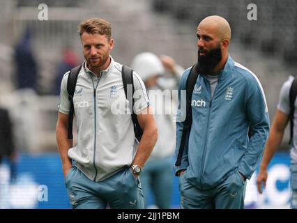 Die Engländerin Jos Buttler (links) und Moeen Ali kommen, als Regen den Spielbeginn vor dem zweiten eintägigen internationalen Spiel in Emirates Old Trafford, Manchester, verzögert. Bilddatum: Freitag, 22. Juli 2022. Stockfoto