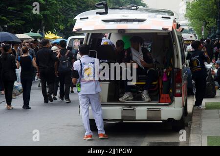 Mitarbeiter des thailändischen Offiziersbetreibers des Rettungswagens halten den Wartungsservice von Patienten und kranken Reisenden auf der Straße in Sanam Luang Public gard ein Stockfoto