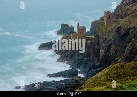 Industrielles Erbe der Cornish Coast, Botallack Zinn- und Kupferminenhäuser, Cornwall, England, Großbritannien Stockfoto