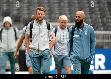 Die Engländerin Jos Buttler (links) und Moeen Ali kommen, als Regen den Spielbeginn vor dem zweiten eintägigen internationalen Spiel in Emirates Old Trafford, Manchester, verzögert. Bilddatum: Freitag, 22. Juli 2022. Stockfoto