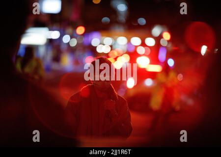 Am 22. Juli 2022 spricht ein Protestler vor der Menge zum Höhepunkt einer Kundgebung gegen die Anti-Protestgesetze von Queensland in der Nähe des Obersten Gerichtshofs in Brisbane. Mitglieder des Solidarity and Resistance Collective und die Öffentlichkeit versammelten sich vor dem Parlament von Queensland und marschierten später zum Obersten Gerichtshof, um gegen neue Anti-Protest-Gesetze sowohl im Bundesstaat Queensland als auch anderswo zu protestieren. Die von den Rednern diskutierten Themen umfassten die Inhaftierung und Geldstrafe von Umweltaktivisten und die Verwendung von nicht-assoziationsfreien Befehlen durch die Polizei von Queensland, die normalerweise dazu verwendet werden, Treffen von Motorradfahrern einzudämmen Stockfoto