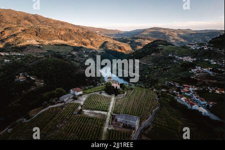 Drohnenfoto mit Blick auf eine alte portugiesische Villa auf dem Douro-Flusstal. Quinta da Vista Are Stockfoto