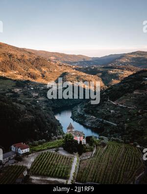 Drohnenfoto mit Blick auf eine alte portugiesische Villa auf dem Douro-Flusstal. Quinta da Vista Are Stockfoto