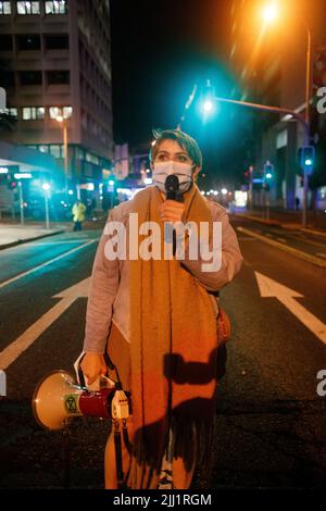 Am 22. Juli 2022 spricht ein Protestler vor der Menge zum Höhepunkt einer Kundgebung gegen die Anti-Protestgesetze von Queensland in der Nähe des Obersten Gerichtshofs in Brisbane. Mitglieder des Solidarity and Resistance Collective und die Öffentlichkeit versammelten sich vor dem Parlament von Queensland und marschierten später zum Obersten Gerichtshof, um gegen neue Anti-Protest-Gesetze sowohl im Bundesstaat Queensland als auch anderswo zu protestieren. Die von den Rednern diskutierten Themen umfassten die Inhaftierung und Geldstrafe von Umweltaktivisten und die Verwendung von nicht-assoziationsfreien Befehlen durch die Polizei von Queensland, die normalerweise dazu verwendet werden, Treffen von Motorradfahrern einzudämmen Stockfoto