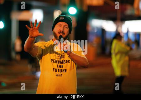 Am 22. Juli 2022 spricht ein Protestler vor der Menge zum Höhepunkt einer Kundgebung gegen die Anti-Protestgesetze von Queensland in der Nähe des Obersten Gerichtshofs in Brisbane. Mitglieder des Solidarity and Resistance Collective und die Öffentlichkeit versammelten sich vor dem Parlament von Queensland und marschierten später zum Obersten Gerichtshof, um gegen neue Anti-Protest-Gesetze sowohl im Bundesstaat Queensland als auch anderswo zu protestieren. Die von den Rednern diskutierten Themen umfassten die Inhaftierung und Geldstrafe von Umweltaktivisten und die Verwendung von nicht-assoziationsfreien Befehlen durch die Polizei von Queensland, die normalerweise dazu verwendet werden, Treffen von Motorradfahrern einzudämmen Stockfoto